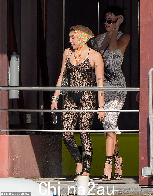27 岁的卢尔德·莱昂 (Lourdes Leon) 效仿母亲麦当娜 (Madonna) 的活泼风格,用自己令人瞠目结舌的合奏,全家以圣巴特岛之旅拉开了 2024 年的序幕