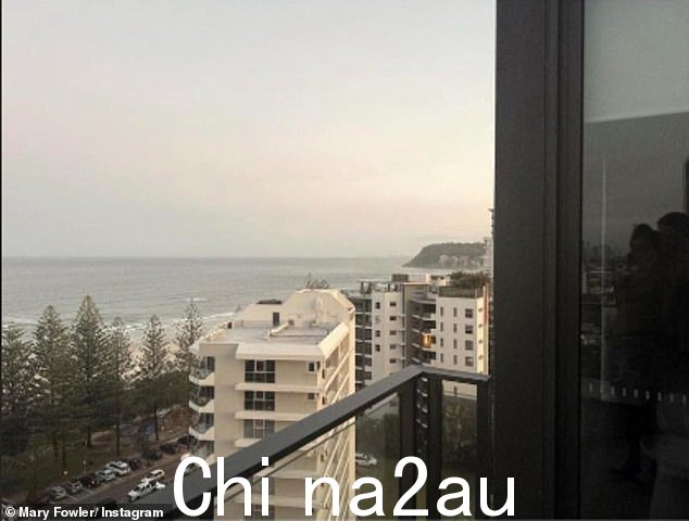 仔细观察这张从黄金海岸高层建筑的阳台拍摄的照片,可以看到窗户上的倒影中克利里拥抱着福勒(最右边)
