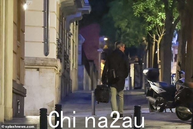 第二天,该杂志声称丹麦王位继承人被汽车带到机场,然后飞回丹麦。第二天,丹麦王储弗雷德里克独自一人
