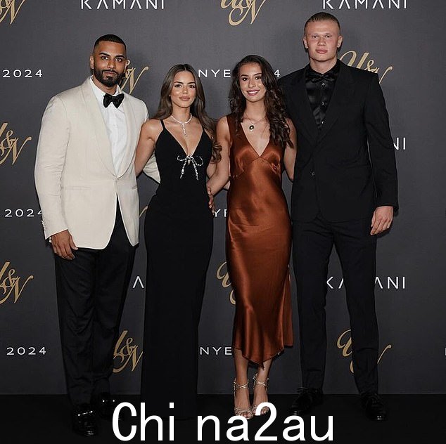 PrettyLittleThing 创始人 Umar(左)与未婚妻 Nada Adelle(左二)在洛杉矶举办了一场史诗般的狂欢,体育明星安东尼·约书亚(Anthony Joshua)和埃尔林·哈兰德(Erling Haaland)(右)等人也出席了盛会(哈兰德的女友伊莎贝尔·约翰森(Isabel Johansen))右二)