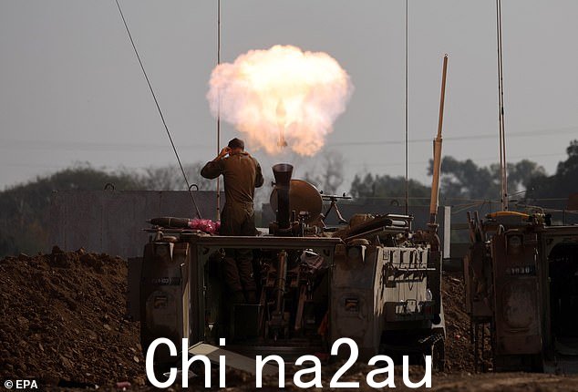 以色列士兵向以色列南部加沙地带边境附近的地区发射迫击炮(2024 年 1 月 1 日)