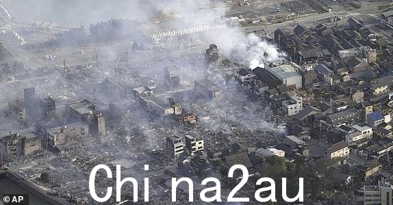 烟雾2024 年 1 月 2 日,星期二,日本石川县轮岛地震后,火灾现场升起。日本西部发生的一系列强烈地震造成至少四人死亡,房屋、汽车和船只受损。周二警告某些地区的人们远离家园,因为大地震和海啸的风险持续存在。(美联社共同社新闻)