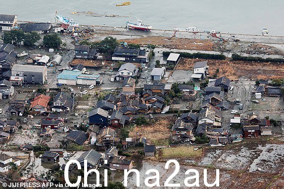 TOPSHOT - 此航拍照片由时事出版社展示了 2024 年 1 月 2 日石川县珠洲市的受损情况，就在石川县能登地区发生 7.5 级大地震的第二天。日本救援人员于 1 月 2 日与时间和强烈余震奋战，寻找幸存者元旦发生大地震，造成至少 30 人死亡并造成大面积破坏。（摄影：JIJI PRESS / 法新社）/ Japan OUT（摄影：STR/JIJI PRESS/AFP via Getty Images）
