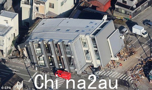 epa11053071 鸟瞰图显示2024 年 1 月 2 日,日本中部轮岛发生强烈地震后,一座建筑物倒塌。石川县政府和消防灾害管理局宣布,1 月 1 日袭击该地区的 7 级地震已造成 30 人死亡。鉴于形势的严重性,德仁天皇取消了 2024 年 1 月 2 日在皇宫与公众举行的新年庆祝活动。EPA/JIJI PRESS JAPAN 仅供编辑使用