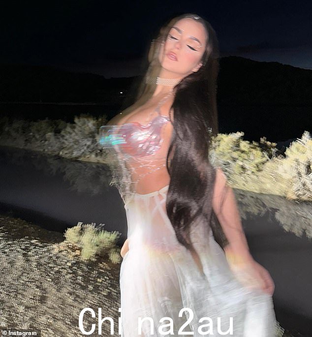 Demi 用火热的图片祝她 2000 万 Instagram 粉丝新年快乐