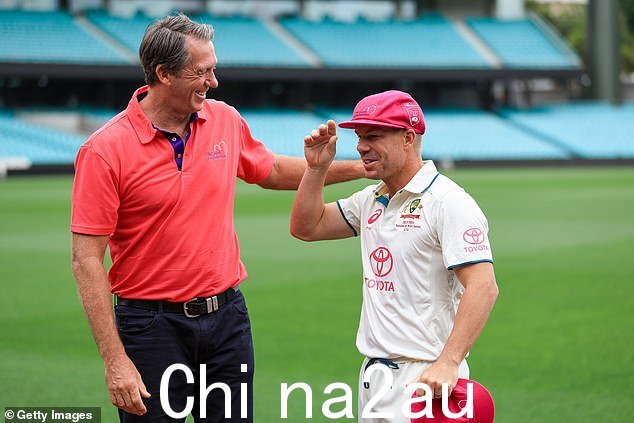 这位 37 岁球员的告别(图为从板球传奇人物 Glenn McGrath 手中接过粉色帽子)被称为“华纳周”