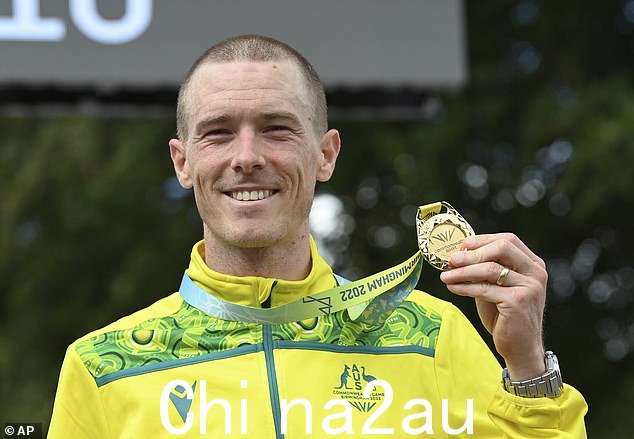 2022 年 8 月 4 日在英国伍尔弗汉普顿西公园举行的英联邦运动会男子自行车个人计时赛结束后,澳大利亚选手丹尼斯与奖牌合影