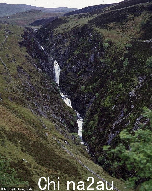 斯诺登尼亚 (Snowdonia,现称为 Eryri) 的 Rhaeadr y Cwm 雄伟瀑布,在陡峭的峡谷中看到 350 英尺高的瀑布