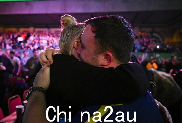 卢克·利特勒 (Luke Littler) 在亚历山德拉宫击败罗布·克罗斯 (Rob Cross) 赢得世界飞镖锦标赛半决赛后拥抱女友埃洛伊斯·米尔本 (Eloise Milburn)