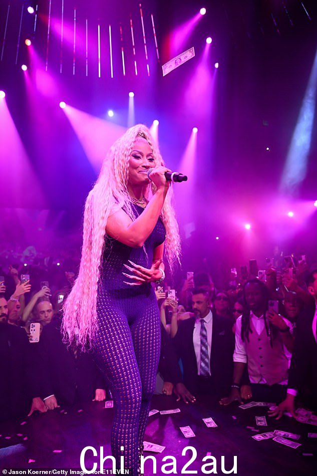 Nicki Minaj 周日在迈阿密市中心的 E11EVEN 夜总会主持新年前夜狂欢时突然停止表演她的 2012 年热门歌曲 Starships