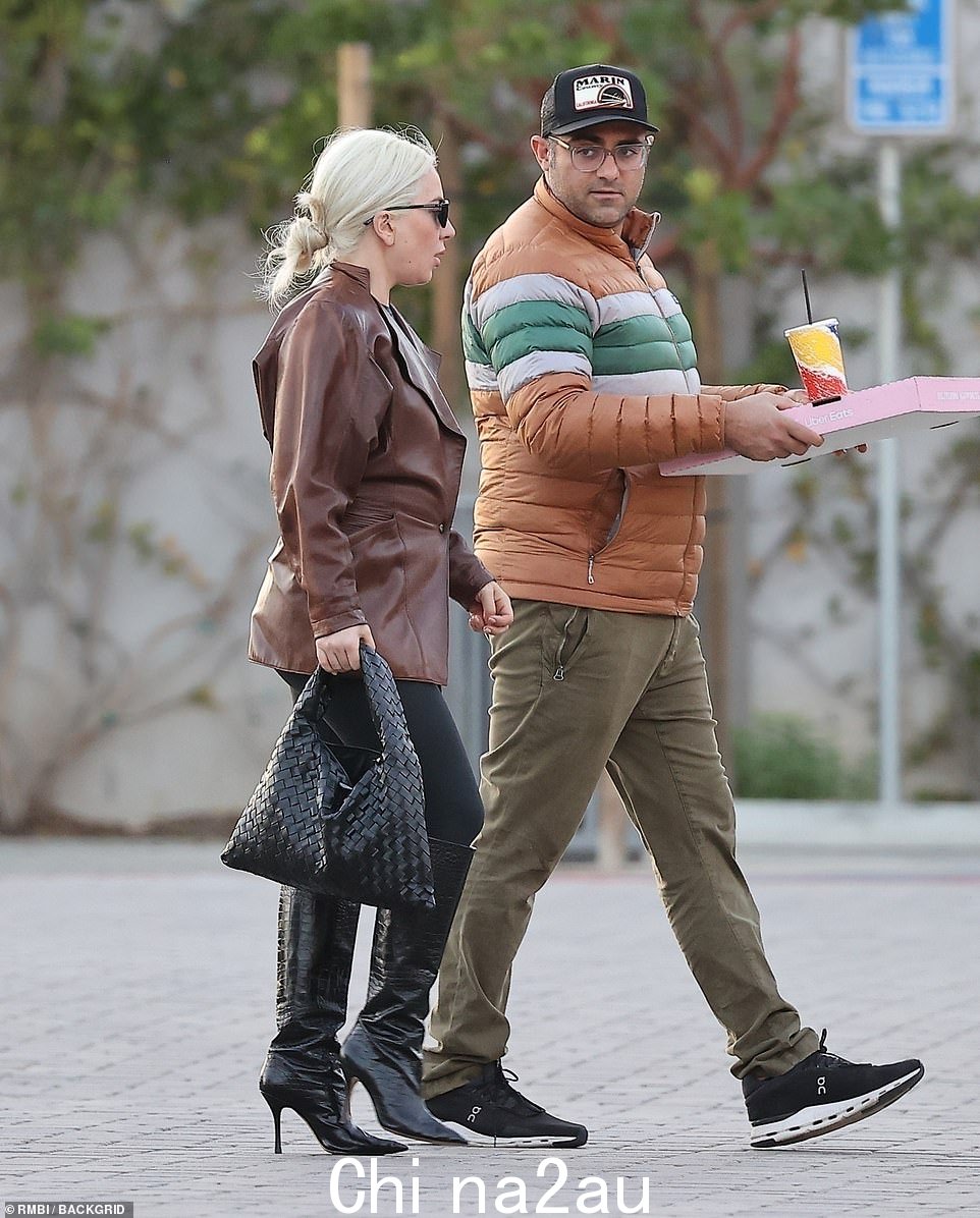 Lady Gaga 和她的男朋友 Michael Polansky 看起来在周一过得很好,这是 2024 年的第一天