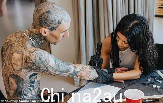 她还在 2022 年透露,她在他身上纹上了“我爱你”——用她的笔迹和她在他身上使用纹身枪
