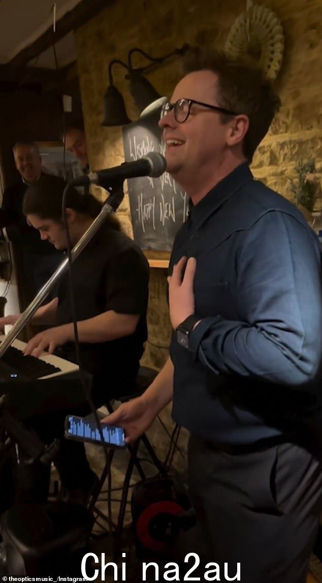 德克兰·唐纳利 (Declan Donnelly) 在纽卡斯尔附近的一家酒吧对着麦克风演唱比利·乔尔 (Billy Joel) 的《钢琴人》(Piano Man),给除夕狂欢者带来了一场惊喜表演