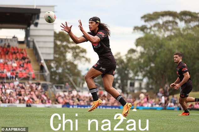 Luai(在黑豹队与队友内森·克利里一起训练,右)是 NRL 中最顶尖的组织者之一 - 但他的工作量很大,需要他复活韦斯特