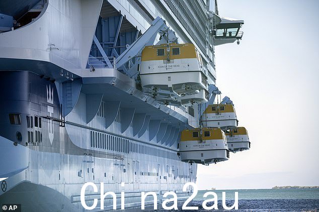 这艘游轮花了数年时间才组装完成,“街区”的原型 - 船上的八个主要区域 - 正在迈阿密按比例建造” class=