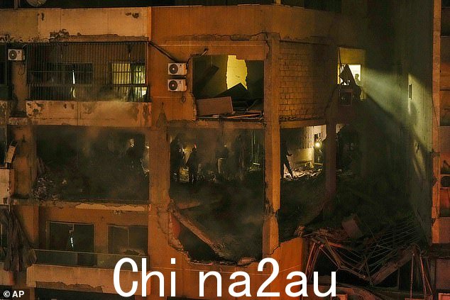黎巴嫩贝鲁特南郊发生大规模爆炸后,人们在公寓内寻找幸存者