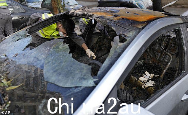 一名真主党民防工作人员在一座公寓楼附近的一辆被烧毁的汽车内寻找尸体,以色列周二的袭击杀死了哈马斯最高政治领导人萨利赫·阿鲁里