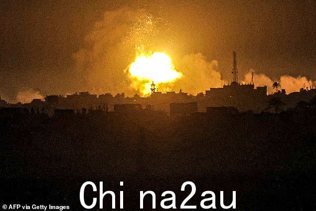 2024 年 1 月 3 日早些时候,以色列从加沙地带南部拉法轰炸汗尤尼斯时,爆炸产生火球