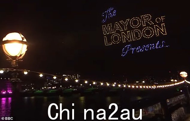 就在伦敦午夜大本钟敲响之前,一条写着“伦敦市长献礼”的信息被写在高空
