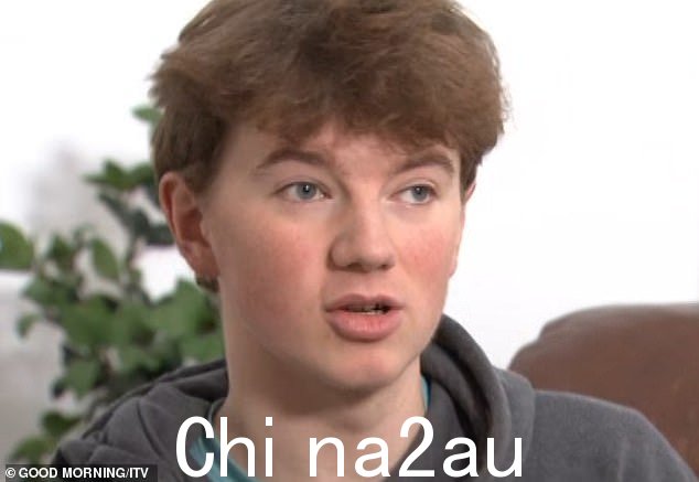 Alex Batty,17 岁,现已返回出国六年后,他与祖母在奥尔德姆过着正常的生活