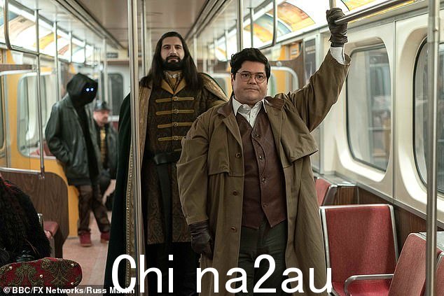 我们在阴影中所做的事情 (BBC2) 中的诺瓦克 (Kayvan Novak) 和吉列尔莫·德拉克鲁斯 (Harvey Guillen)