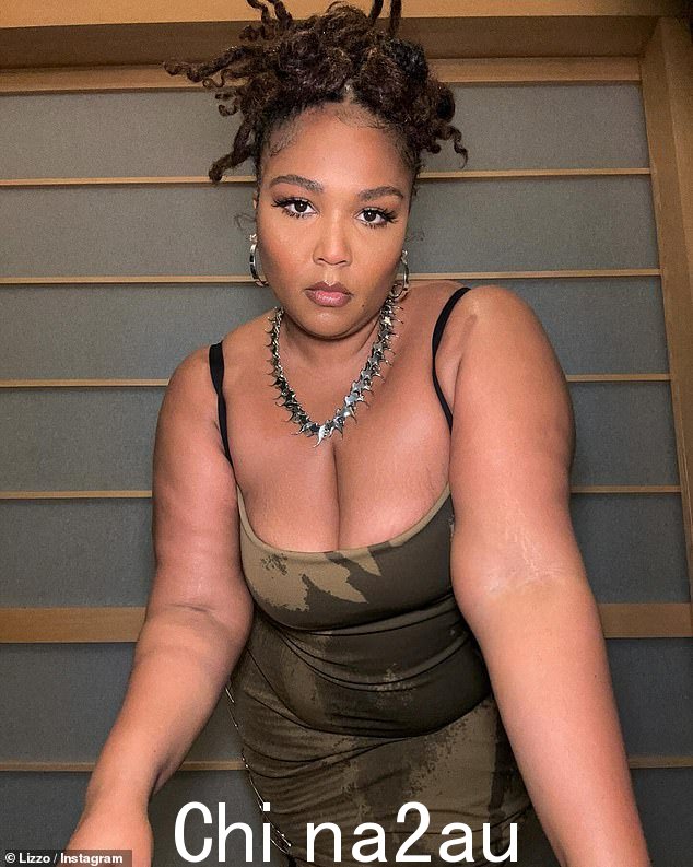 Lizzo 本周二穿着一身火热的新服装出现在 Instagram 上,令人瞠目结舌