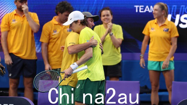 澳大利亚队队长 Lleyton Hewitt 祝贺德米纳尔取得胜利。图片：Paul Kane/Getty Images
