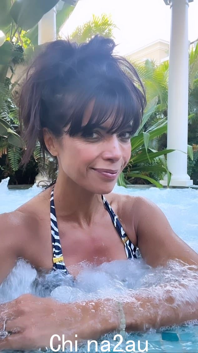 珍妮·鲍威尔 (Jenny Powell) 在西班牙特内里费岛豪华度假期间享受热水浴缸时,身着海军蓝和白色条纹泳衣,看起来非常漂亮