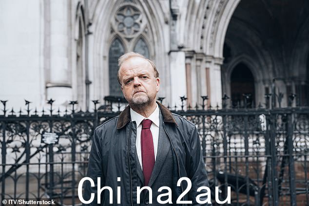 英国独立电视台的这部电视剧,无可挑剔的托比·琼斯(如图)饰演艾伦,揭示了英国法律史上最严重的误判之一——数百名无辜者被判无罪。b-邮政局长和女邮政局长因 IT 系统缺陷而被错误指控盗窃、欺诈和虚假会计