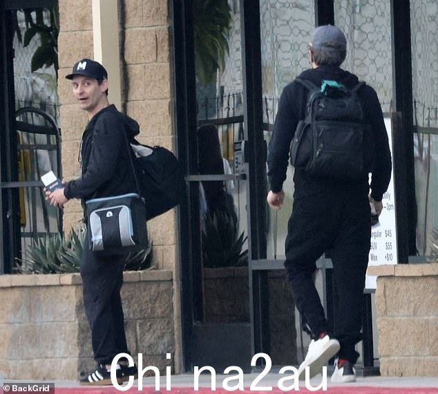 托比和他最好的朋友散步时随意的身材