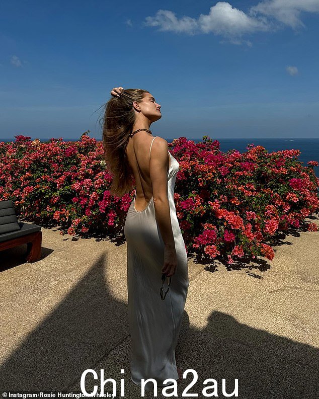 Rosie Huntington-Whiteley,36 岁,穿着象牙色露背礼服,在泰国之旅中拍摄了一些照片,看起来是时尚的缩影