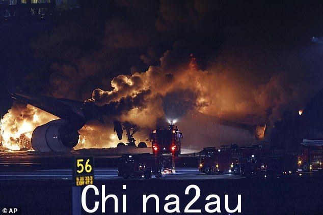 消防车花了八个小时才扑灭大火(如上图所示)