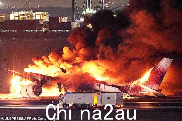 时事通讯社提供的这张照片显示 1 月 2 日,一架日本航空公司的飞机在东京羽田机场跑道上着火