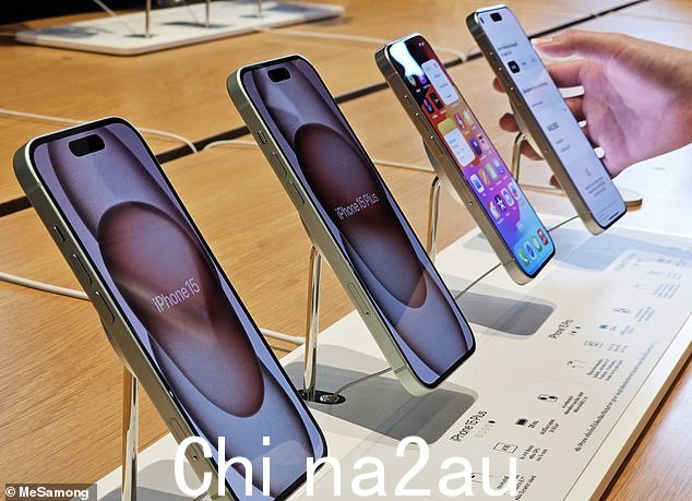 Apple 于 9 月发布了 iPhone 15 系列,配备 USB-C 充电端口和新的人工智能功能,以及新的钛金属框架(适用于 Pro 型号)