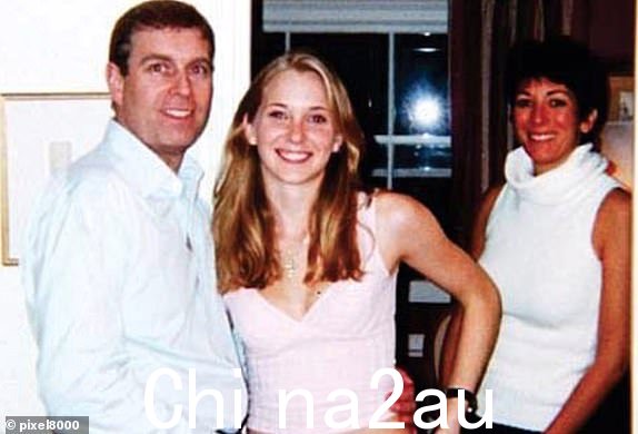 图片显示:安德鲁王子用手臂搂住维吉娜·罗伯茨女士裸露的腹部,而吉斯莱恩·麦克斯韦在背景中咧着嘴笑。2001 年初这张臭名昭著的照片,据信是由杰弗里·爱泼斯坦在吉斯莱恩·麦克斯韦位于贝尔格莱维亚的家中拍摄的 - 照片由 Pixel8000 Ltd 提供
