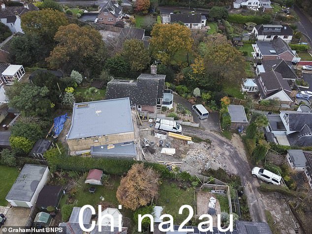 根据规划文件,新住宅(如图所示)将高 18 英尺,而原来的平房高 10 英尺
