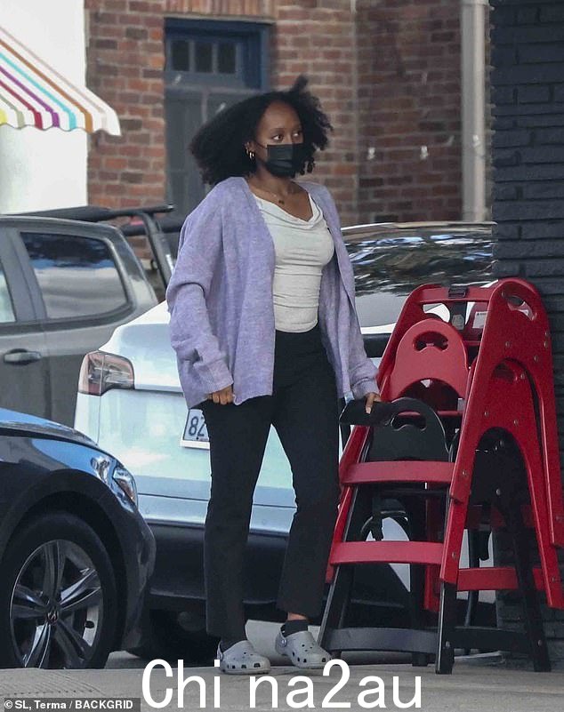 安吉丽娜·朱莉 (Angelina Jolie) 的女儿扎哈拉 (Zahara) 周三被发现在洛杉矶现身,最近有消息称她放弃了父亲布拉德·皮特 (Brad Pitt) 的姓氏