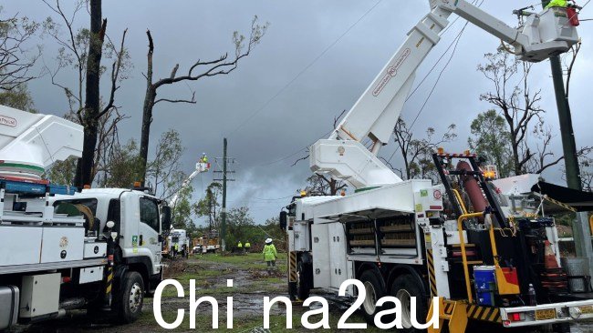 超过 1,000 名能源工作者一直在做出巨大努力，帮助昆士兰数千户家庭恢复供电风暴。图片：Energex、Facebook