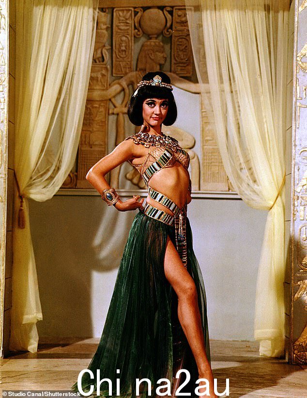 在《Carry On Cleo》(1964) 中,阿曼达·巴里(如图)穿着 20 世纪福克斯公司的《埃及艳后》史诗中伊丽莎白·泰勒废弃的服装