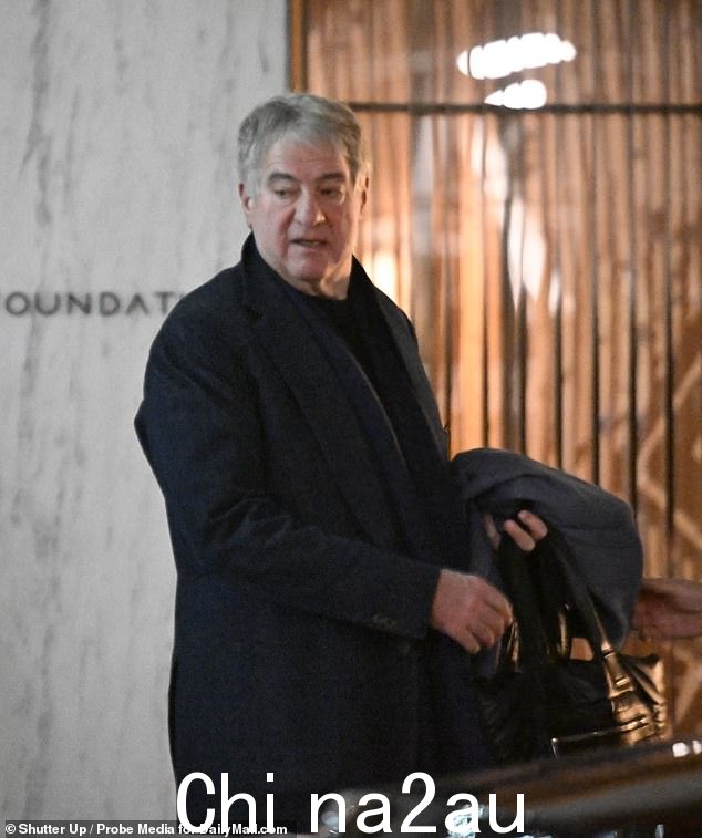 DailyMail.com 发现亿万富翁金融家 Leon Black 72,将行李装进三辆车,然后前往纽约的夜晚