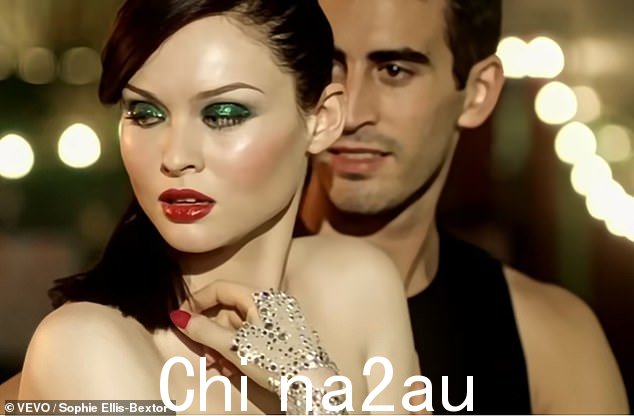 歌手最初于 2001 年发行了她的热门单曲