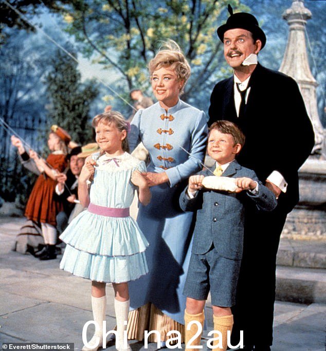 格莱尼斯·约翰斯 (Glynis Johns) 在 1964 年的《欢乐满人间》电影中与凯伦·多特里斯、马修·加伯和大卫·汤姆林森一起饰演班克斯夫人