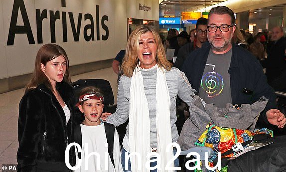 凯特·加拉威 (Kate Garraway) 与她的丈夫德里克·德雷珀 (Derek Draper) 以及两个孩子 13 岁的达西 (Darcey) 和 10 岁的比尔 (Bill) 一起在看完 2019 年《我是名人》系列节目后返回希思罗机场……让我离开这里!” height=