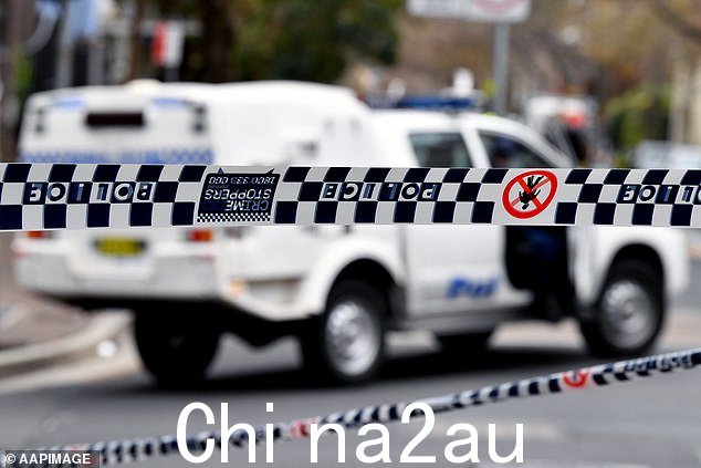周五凌晨,一名妇女被警车撞倒后被送往医院