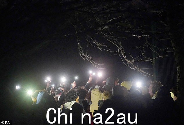 大约 100 人聚集在哈利在托特纳姆热刺的家附近的公园,向他致敬