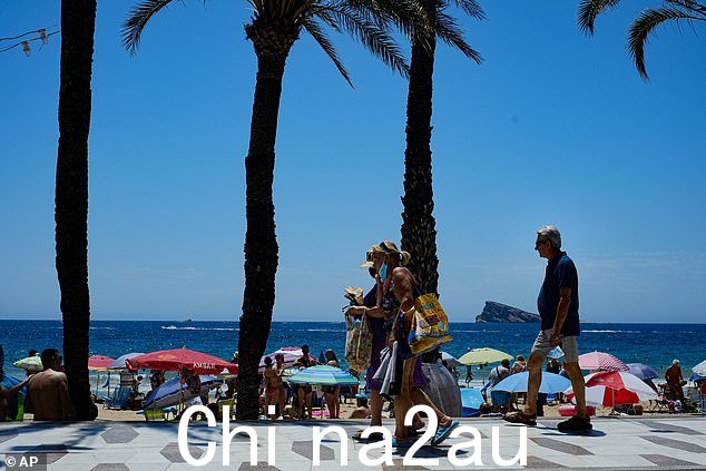 2021 年 6 月,西班牙贝尼多姆的度假者戴上口罩。由于感染人数上升,巴伦西亚卫生部门今天在贝尼多姆等地的卫生中心实施了强制使用口罩的规定呼吸道感染