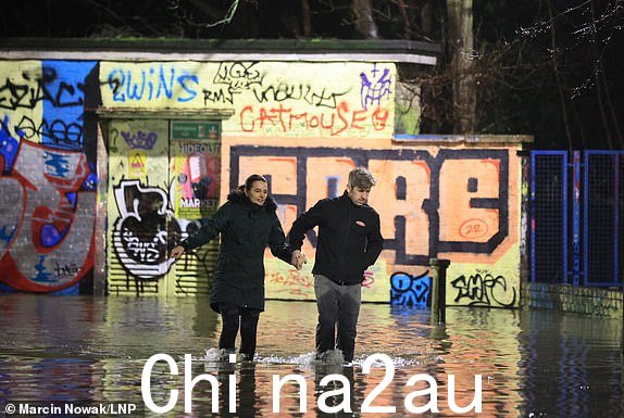 © 授权给伦敦新闻图片社。 2024 年 5 月 1 日。英国伦敦。哈克尼威克 (Hackney Wick) 的斯米德路 (Smeed Road) 被洪水淹没,已出动 10 辆消防车和约 70 名消防员来应对洪水。亨克风暴给英国部分地区带来了长时间的大雨。照片来源:Marcin Nowak/LNP