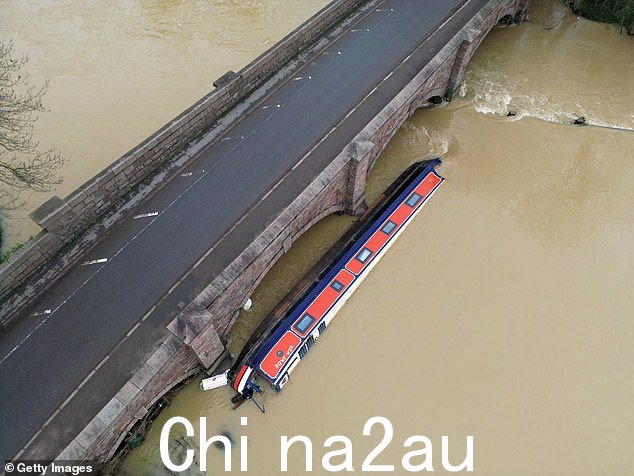 今天莱斯特郡巴罗苏尔河上一座公路桥旁的窄船
