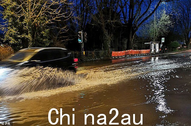继最近几周的强降雨之后,今天早上牛津奥斯尼桥发生洪水