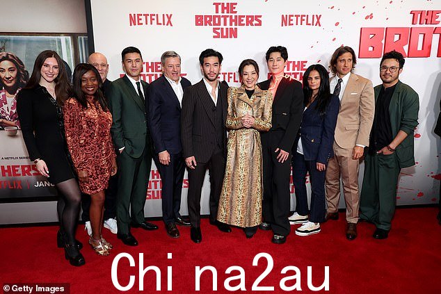(L-R) Nne Ebong、Peter Friedlander、Byron Wu、Sarandos、Chien、Yeoh、Song Li、Bajaria、Brad Falchuk 和 Kevin Tancharoen